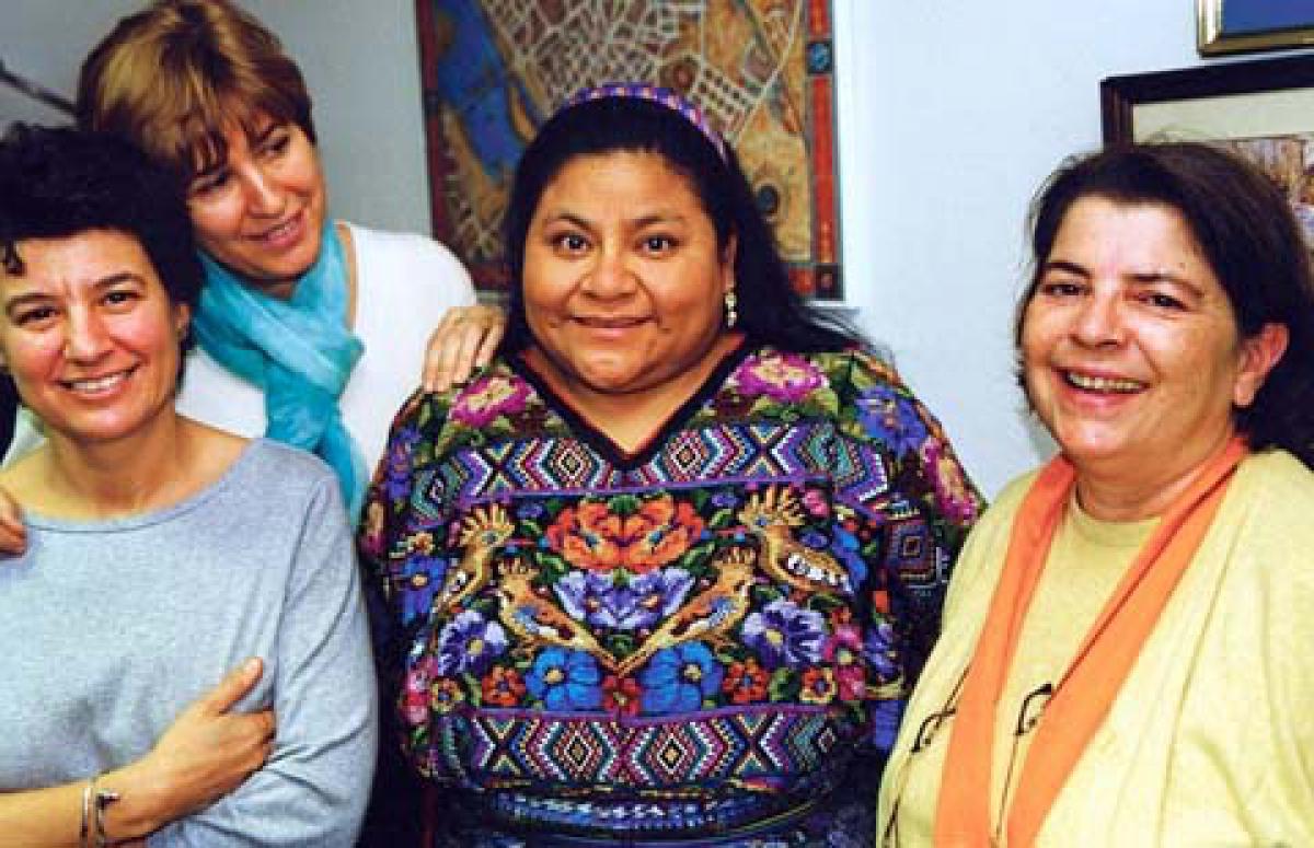Pilar Blanco con Adela Crespo, María José del Cerro y la premio Nobel Rigoberta Menchú.